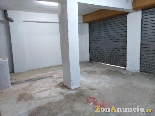 BAJO ESQUINA CON CINCO PUERTAS A CALLE