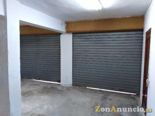 BAJO ESQUINA CON CINCO PUERTAS A CALLE