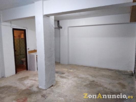 BAJO ESQUINA CON CINCO PUERTAS A CALLE