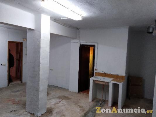 BAJO ESQUINA CON CINCO PUERTAS A CALLE