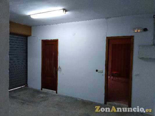 BAJO ESQUINA CON CINCO PUERTAS A CALLE