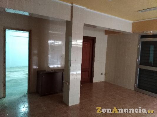 BAJO ESQUINA CON CINCO PUERTAS A CALLE