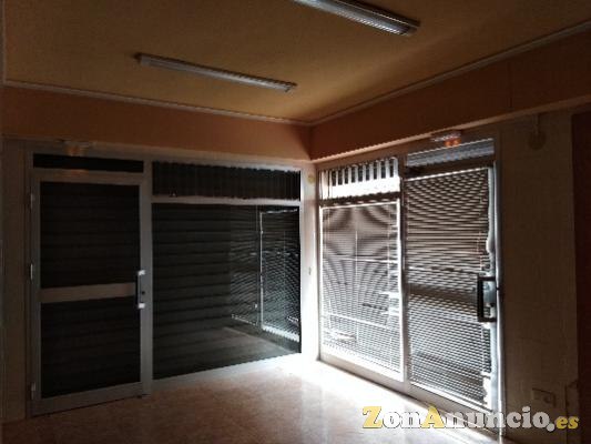 BAJO ESQUINA CON CINCO PUERTAS A CALLE