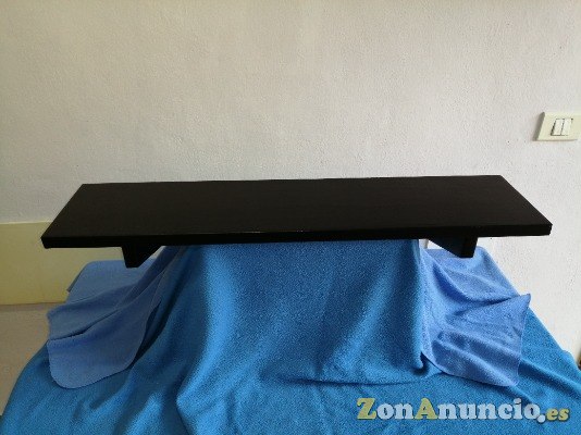 Repisa O pino: pintada en negro acrílico