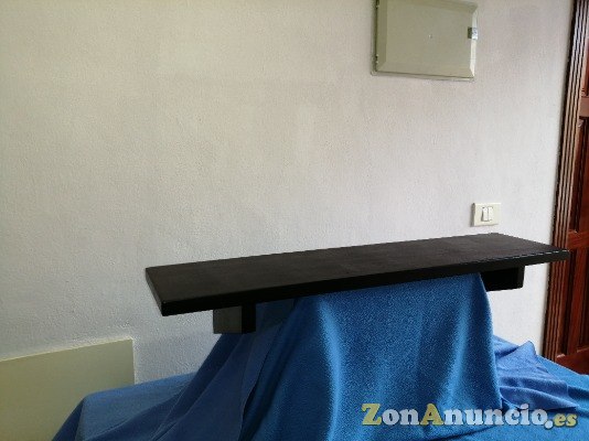 Repisa O pino: pintada en negro acrílico