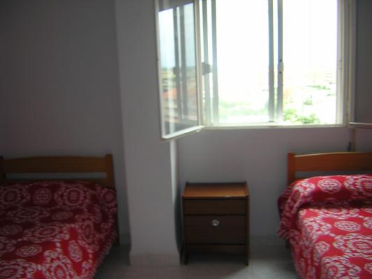 SE ALQUILA HABITACION