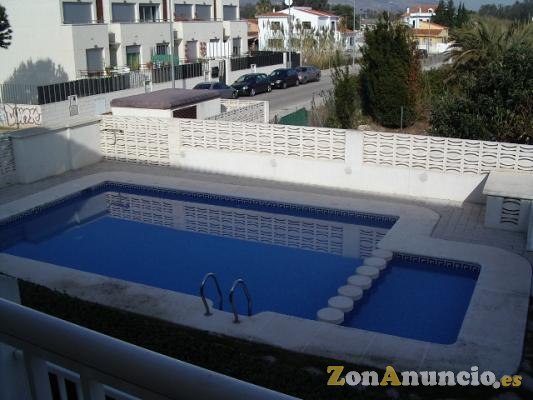 Casa adosada de bajo y dos plantas