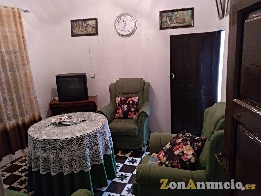 CASA DE DOS PLANTAS AMUEBLADA Y  CON HUERTO