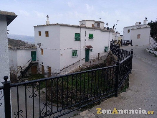 CASA DE DOS PLANTAS AMUEBLADA Y  CON HUERTO