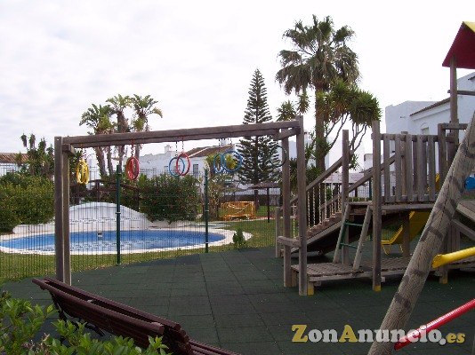 ALQUILO ADOSADO DE TRES DORMITORIOS EN CHICLANA