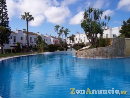 ALQUILO ADOSADO DE TRES DORMITORIOS EN CHICLANA