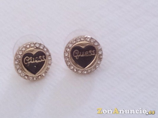 PENDIENTE DE GUESS FORMA DE CORAZON