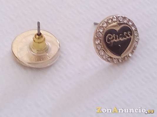 PENDIENTE DE GUESS FORMA DE CORAZON