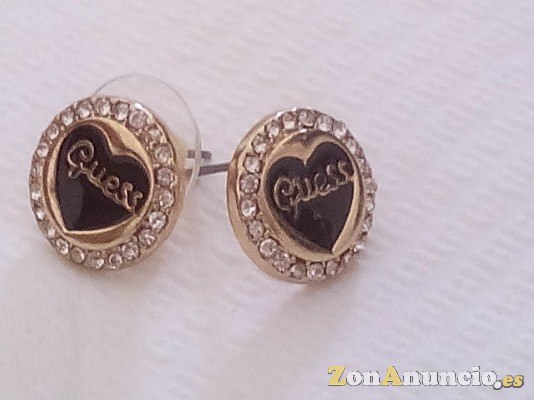 PENDIENTE DE GUESS FORMA DE CORAZON