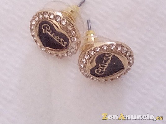 PENDIENTE DE GUESS FORMA DE CORAZON