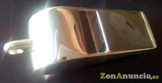 Silbatos en oro o plata.