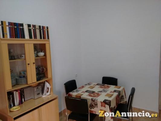 se buscan compañeras de piso