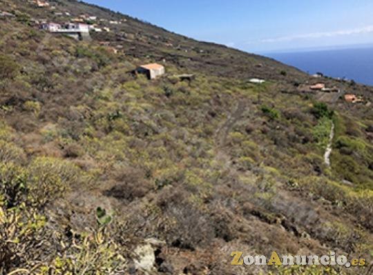 ID-305    Casa con finca Rústica, y un aljibe