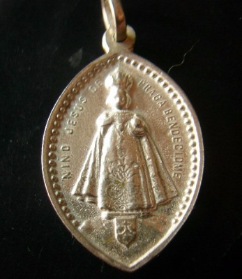 MEDALLAS NIÑO JESUS DE PRAGA EN ORO Y EN PLATA.