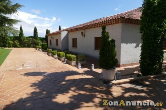 Chalet, piscina, jardín, BBk