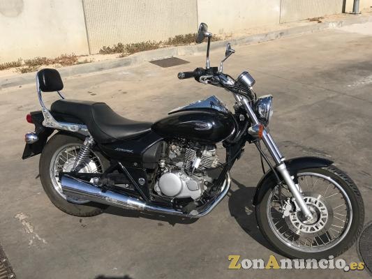 Kawasaki Eliminator 125cc. Negra. Sólo 3300 kms