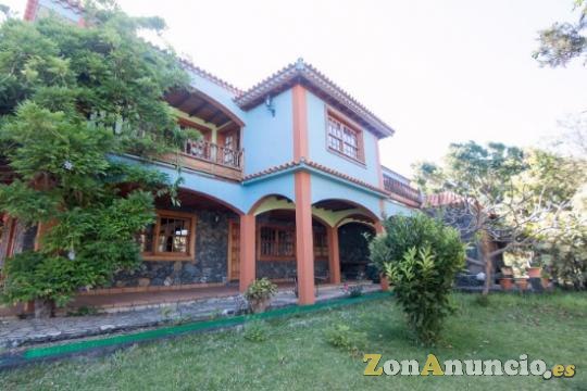 ID-348 Casa con restaurante cuidada situada  con terreno