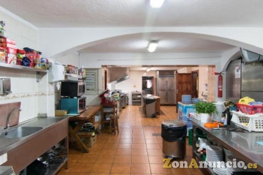 ID-348 Casa con restaurante cuidada situada  con terreno