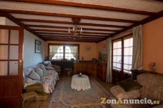 ID-348 Casa con restaurante cuidada situada  con terreno