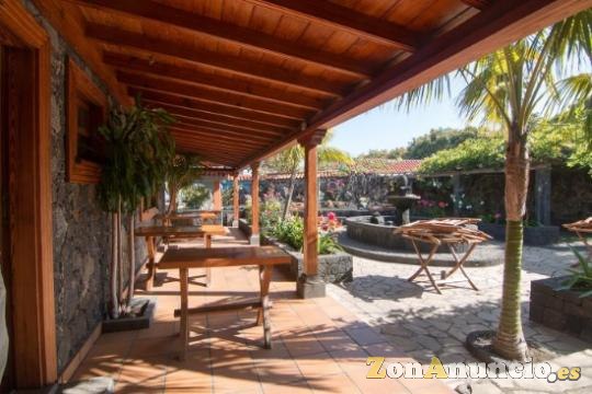 ID-348 Casa con restaurante cuidada situada  con terreno