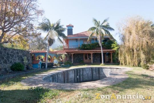 ID-348 Casa con restaurante cuidada situada  con terreno